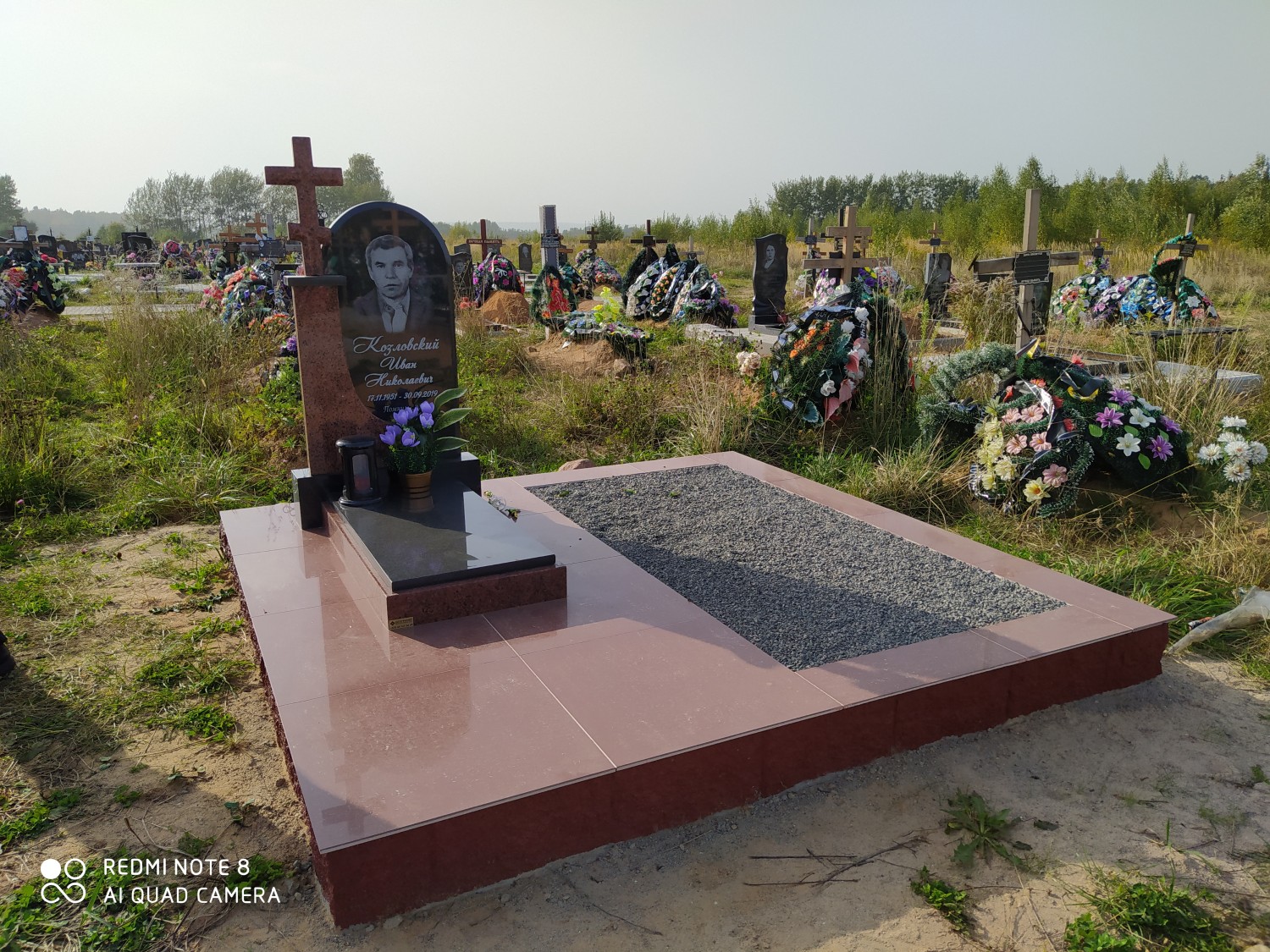 Надгробие с крестом